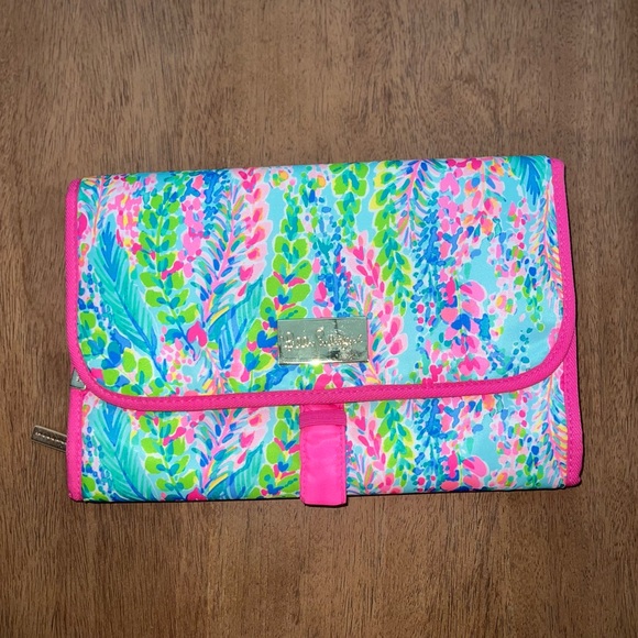 Lilly Pulitzer Handbags - Lilly Pulitzer Catch the Wave Hanging Travel Organizer